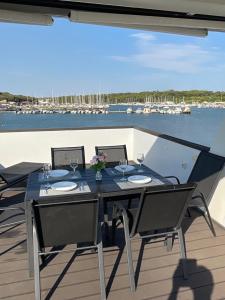 Floating House - LUXURY Floating Sea OASIS Pula