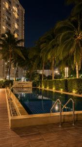 Cozy Walk to Phuket Old Town Temple View Gym Pool Wifi Netflix