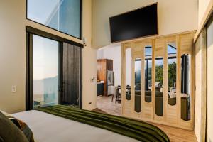 Lakay Monteverde with Heated Pool, Golf Cart and Breakfast