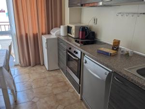 White Sands Beachfront Getaway in Aurelia - Sea View & Direct Beach Access