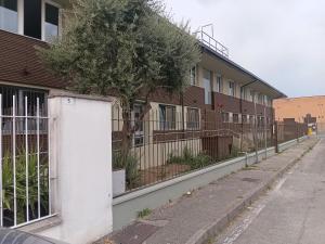 ---- Linate Home Suite--- FREE Early check in upon availibility - onsite secure parking and 10 minutes by walk from-to airport - Con parcheggio sorvegliato e a 10 minuti a piedi da per aeroporto-