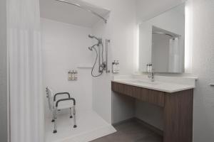 Holiday Inn Express & Suites Alexandria by IHG