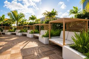 New Luxury Condo with Ocean, City & Diamond Head Views with Premium Amenities