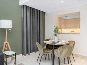 LUX 1BR with 2 balconies & workspace in Downtown