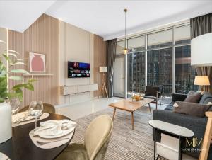 LUX 1BR with 2 balconies & workspace in Downtown