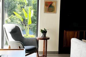 Modern 2 Bdrm Condo with office near beach