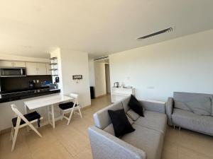 Luxury 1 buen partment on the beach with a pool