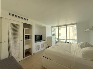 Luxury 1 buen partment on the beach with a pool