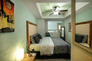 Grand Venetian Beachfront Condo with Cool Views King Bed