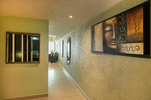 Grand Venetian Beachfront Condo with Cool Views King Bed