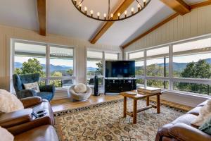 32-Acre Escape w Trails & Games! Gateway to GSMNP