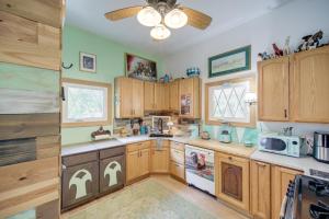 Peaceful 5-Acre Farm Stay Near Cuyahoga Valley NP!