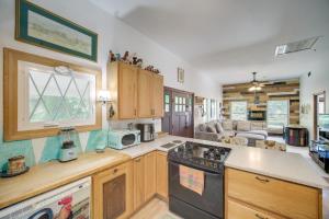 Peaceful 5-Acre Farm Stay Near Cuyahoga Valley NP!