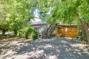 Walk to Downtown Chico! Tree-Lined Apt w Deck
