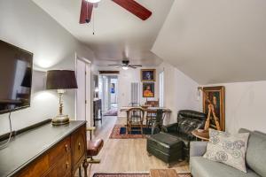 Walk to Downtown Chico! Tree-Lined Apt w Deck