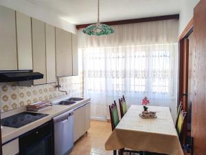 Apartments by the sea Kastel Gomilica, Kastela - 22370