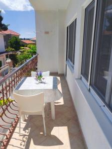 Apartments by the sea Kastel Gomilica, Kastela - 22370