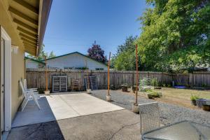 3 Mi Dtwn! Eugene Family Retreat w Yard & Patio