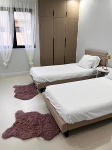 Modern Portmore House with private pool & gym access