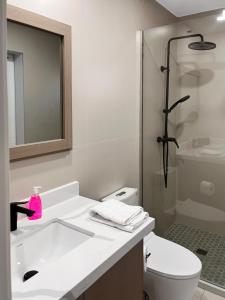 Modern Portmore House with private pool & gym access