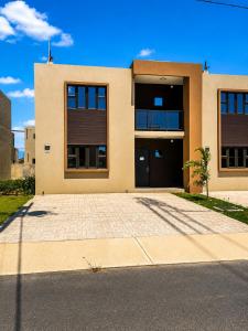 Modern Portmore House with private pool & gym access