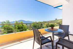 Radhima Panoramic Sea View 3 BR Apt - Kitchen, Parking & Balcony
