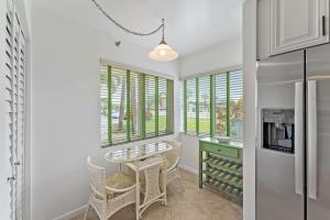 Spacious 2BR 2BA apartment close to the beach
