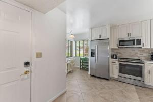 Spacious 2BR 2BA apartment close to the beach