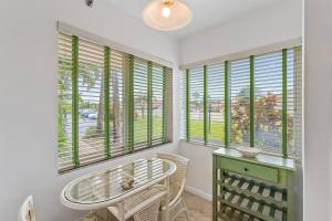 Spacious 2BR 2BA apartment close to the beach