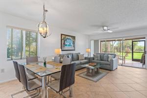 Spacious 2BR 2BA apartment close to the beach