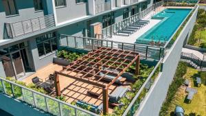 Studio completo, piscina e academia - 5 min da PUC