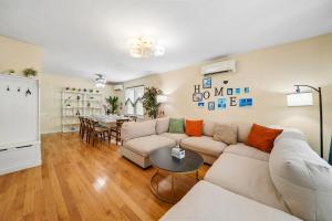 Charming 3BR Home by Lincoln Park-Easy NYC Access