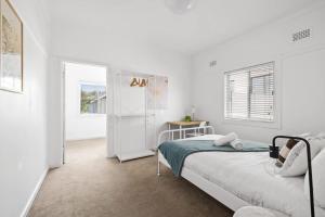 Bright Queen Room - Central Location at Ryde - Shared Bathroom and Amenities