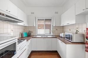 Bright Queen Room - Central Location at Ryde - Shared Bathroom and Amenities