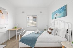 Bright Queen Room - Central Location at Ryde - Shared Bathroom and Amenities