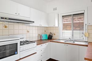 Bright Queen Room - Central Location at Ryde - Shared Bathroom and Amenities