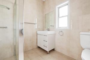 Bright Queen Room - Central Location at Ryde - Shared Bathroom and Amenities