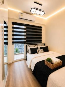 Stylish 1BR Pool View with Netflix Shore Near MOA