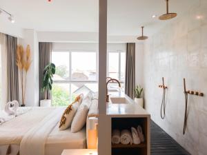 Elegant Modern Retreat in Heart of Berawa Canggu