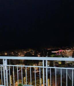 Sunara Suites Cozy Condo - Taal View with Balcony, PS4 & Videoke