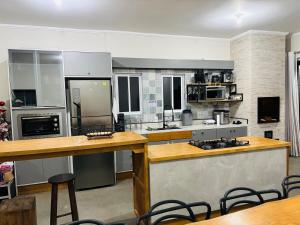 Casa de Praia Com Piscina Aquecida, Ar-condicionado, Cervejeira, Wi-fi e muito mais