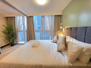 BGC Uptown Parksuites Cosy Hotel Vibe 1BR near Grand Hyatt Uptown Malls and St Lukes