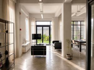 The Wittgenstein Project - Bauhaus Apartment Massive 80 sqm Loft with Private Garden at Helvetia Heights