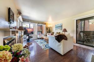 Cozy 1BR Tahoe Donner condo with fireplace, WiFi, balcony, and resort access