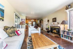 Cozy 1BR Tahoe Donner condo with fireplace, WiFi, balcony, and resort access