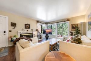 Cozy 1BR Tahoe Donner condo with fireplace, WiFi, balcony, and resort access