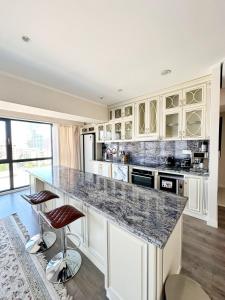Luxury Apartment Next to Shangri-La with Awesome views