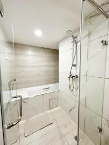 Luxury Apartment Next to Shangri-La with Awesome views
