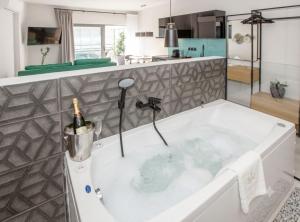 Ermou w Jacuzzi Acropolis View Monastiraki