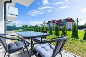 Brązowy Apartament z Ogródkiem Blisko Plaży i Parku Wodnego by Noclegi Renters